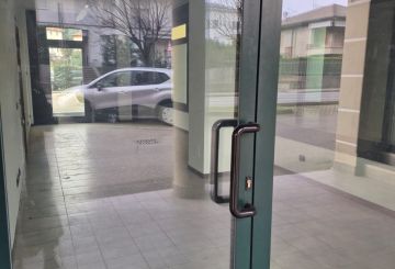 Usato garantito - Negozio con vetrine